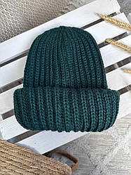 Жіноча в'язана шапка з подвійним підворотом. Зелена (пляшкова)