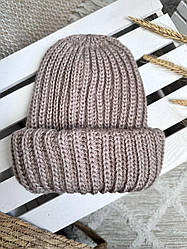 Жіноча в'язана шапка з подвійним підворотом. Капучіно