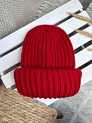 Жіноча в'язана шапка з подвійним підворотом. Червона