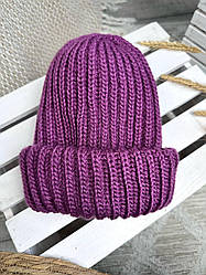 Жіноча в'язана шапка з подвійним підворотом. Лілова