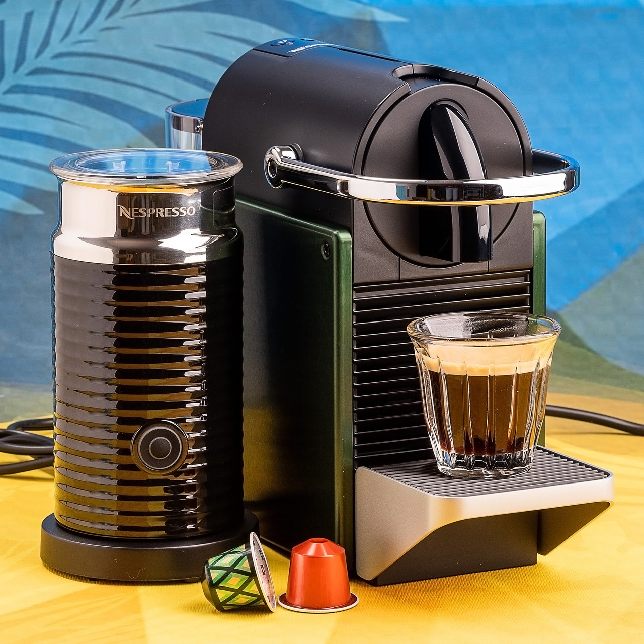 Кавомашина Nespresso Forest Green Pixie і Капучинатор (Спінювач молока) — AEROCCINO 3 Milk frother, фото 1