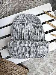 Жіноча в'язана шапка з подвійним підворотом. Світло-сіра меланж