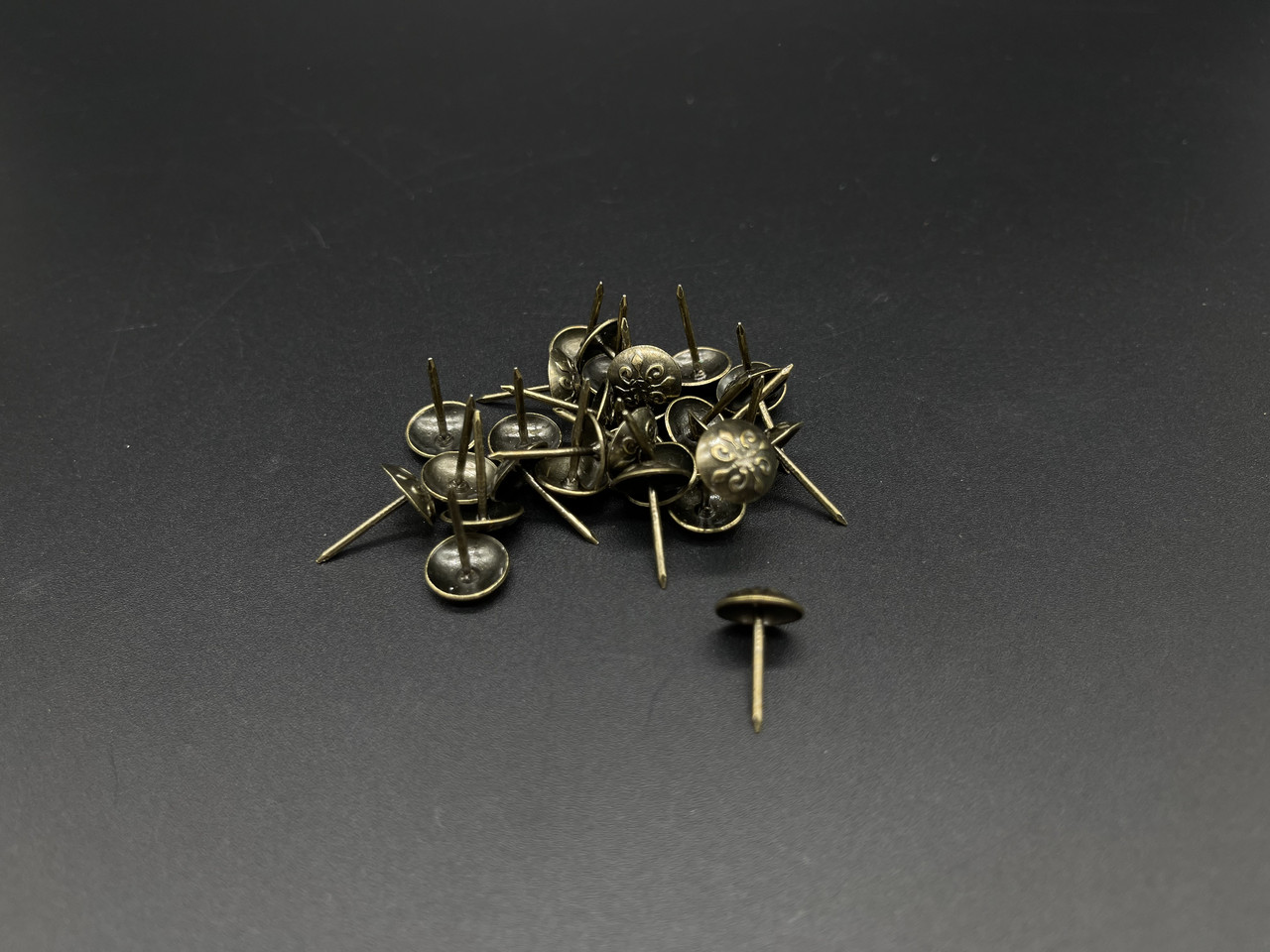 Кнопка із цвяхом. Колір "стара латунь". 11х17мм