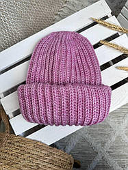 Жіноча в'язана шапка з подвійним підворотом. Бузкова