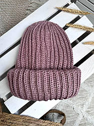 Жіноча в'язана шапка з подвійним підворотом. Темна пудра