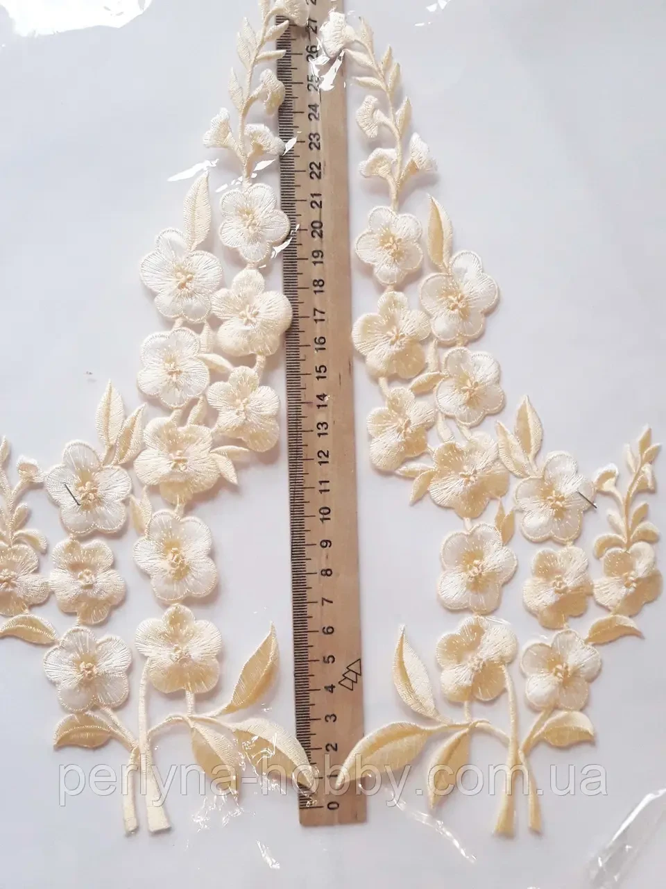 Аплікація вишивка клейова  "Квіти на гілці" , 28см молочні темні 1пара