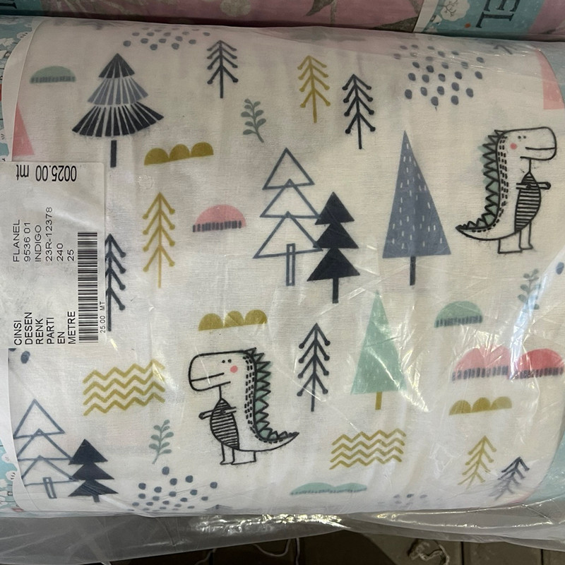 Дитяча 100% бавовняна тканина 240 см для постільної білизни Фланель (байка) білоземельна з принтом динозаври в лісі, у рулоні 25 м