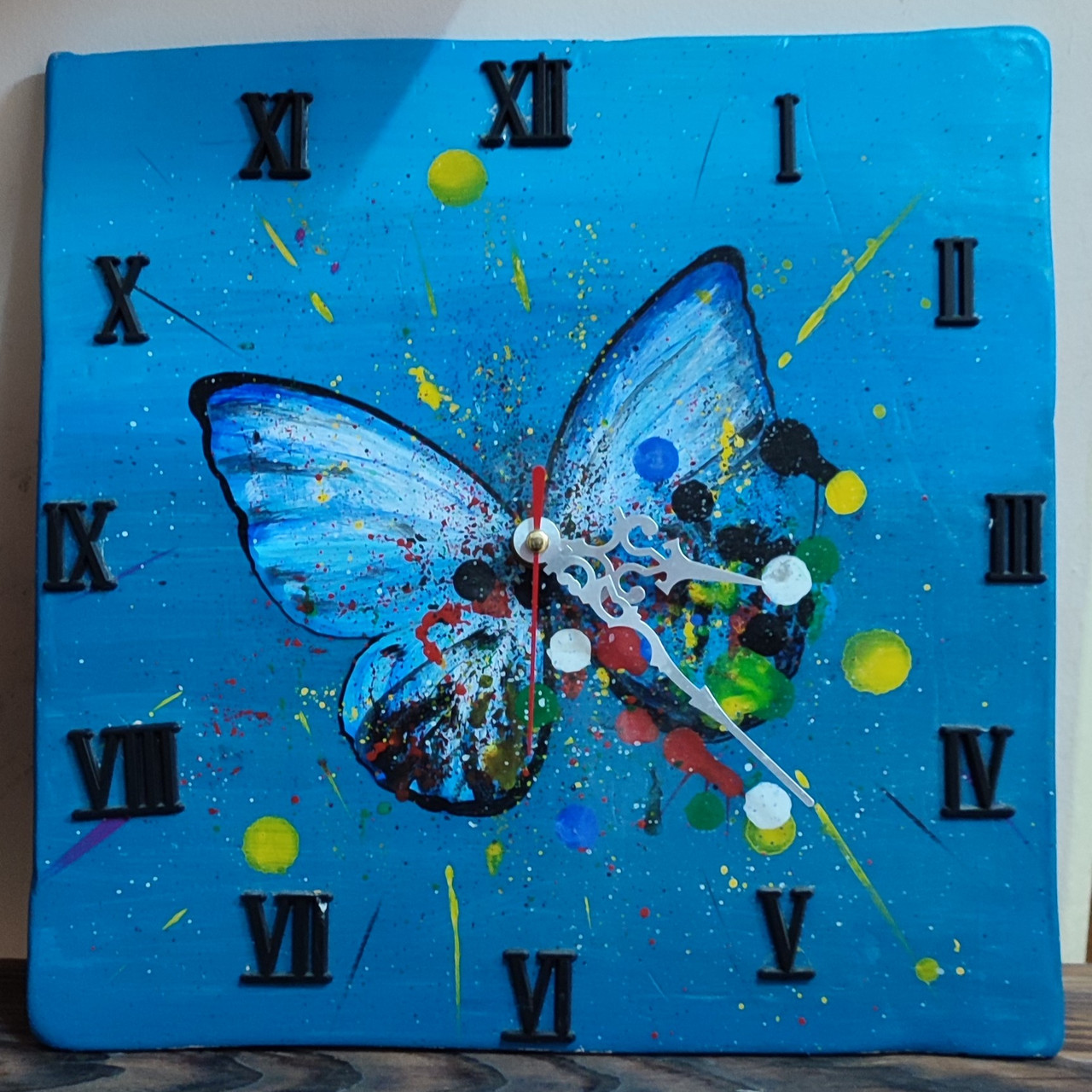 Годинник настінний КЕРАМІЧНИЙ "Метелик", авторська робота, ручне ліплення і розпис, 25×25 см