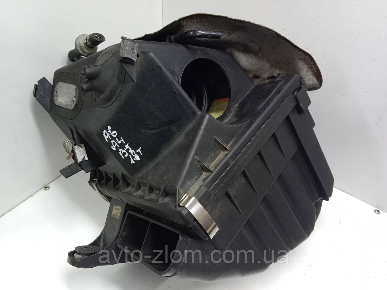Корпус повітряного фільтра Volkswagen Passat B5 Пасат Б5 1.8. 058133835AA.