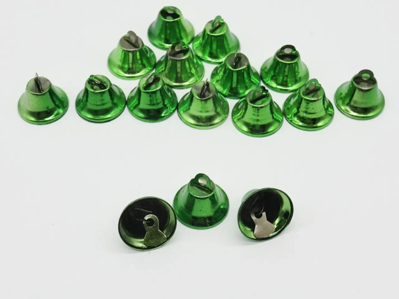 Яскраві зелені металеві дзвіночки для прикраси сувенірів і новорічного декору розміром 20 мм