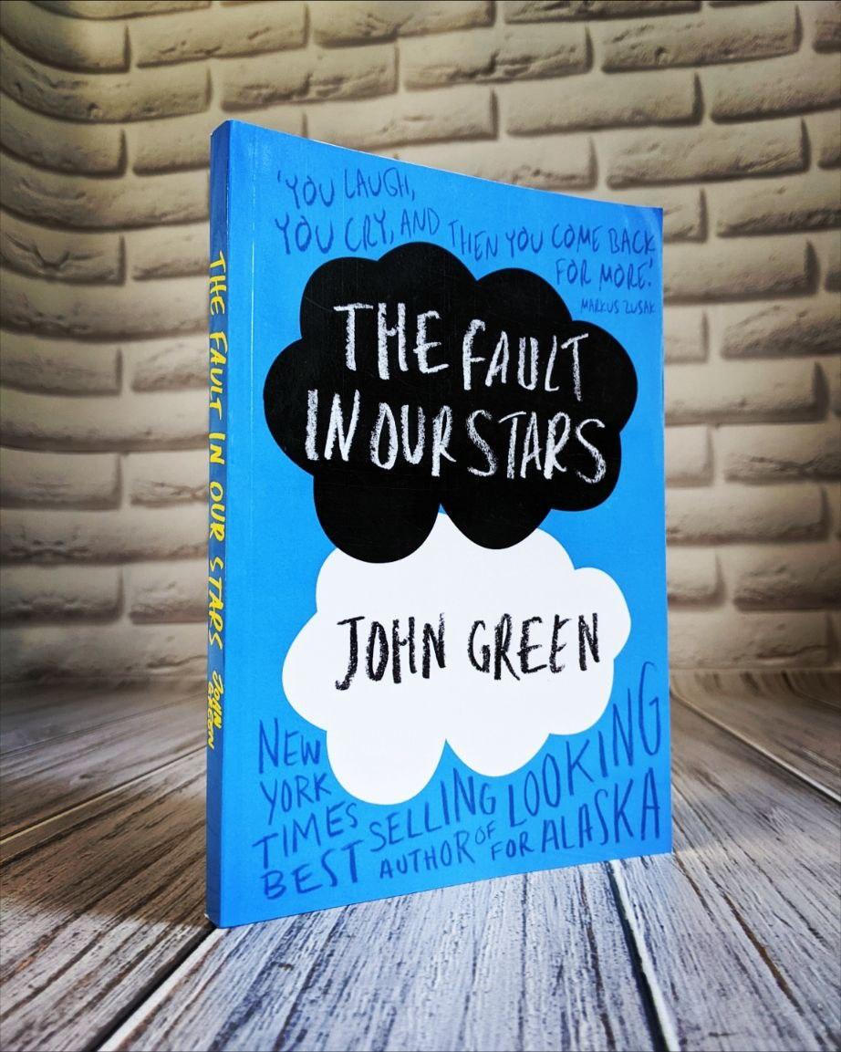 Книга "The Fault in Our Stars" (Провина зірок), англійською мовою Джон Грін
