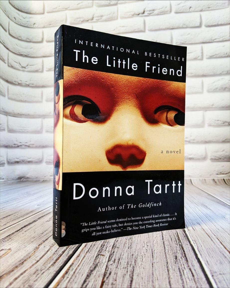 Книга "The Little Friend" (Маленький друг), англійською мовою Донна Тартт
