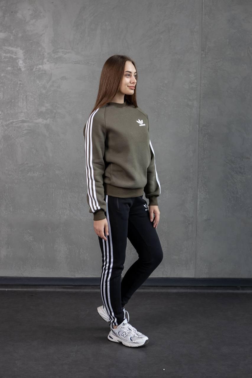 Женский спортивный костюм Adidas свитшот и брюки хаки - фото 4 - id-p1994109608