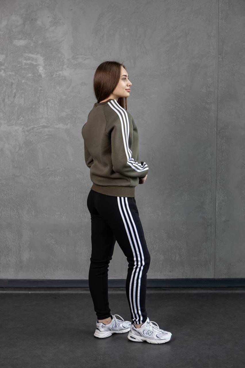 Женский спортивный костюм Adidas свитшот и брюки хаки - фото 3 - id-p1994109608