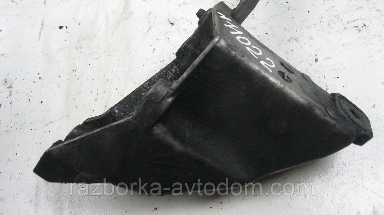 Кронштейн лівої подушки двигуна VW Passat B5 (1997-2000) OE:8D0199307L