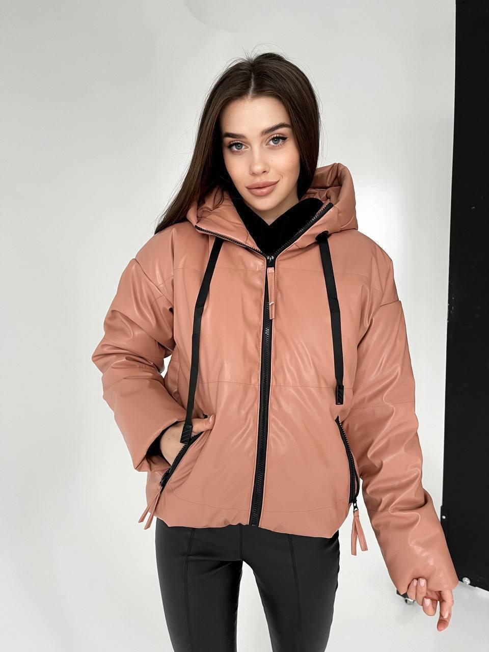 Стильна демісезонна жіноча куртка з екошкіри з капюшоном (Onesize 42-48), Мокко