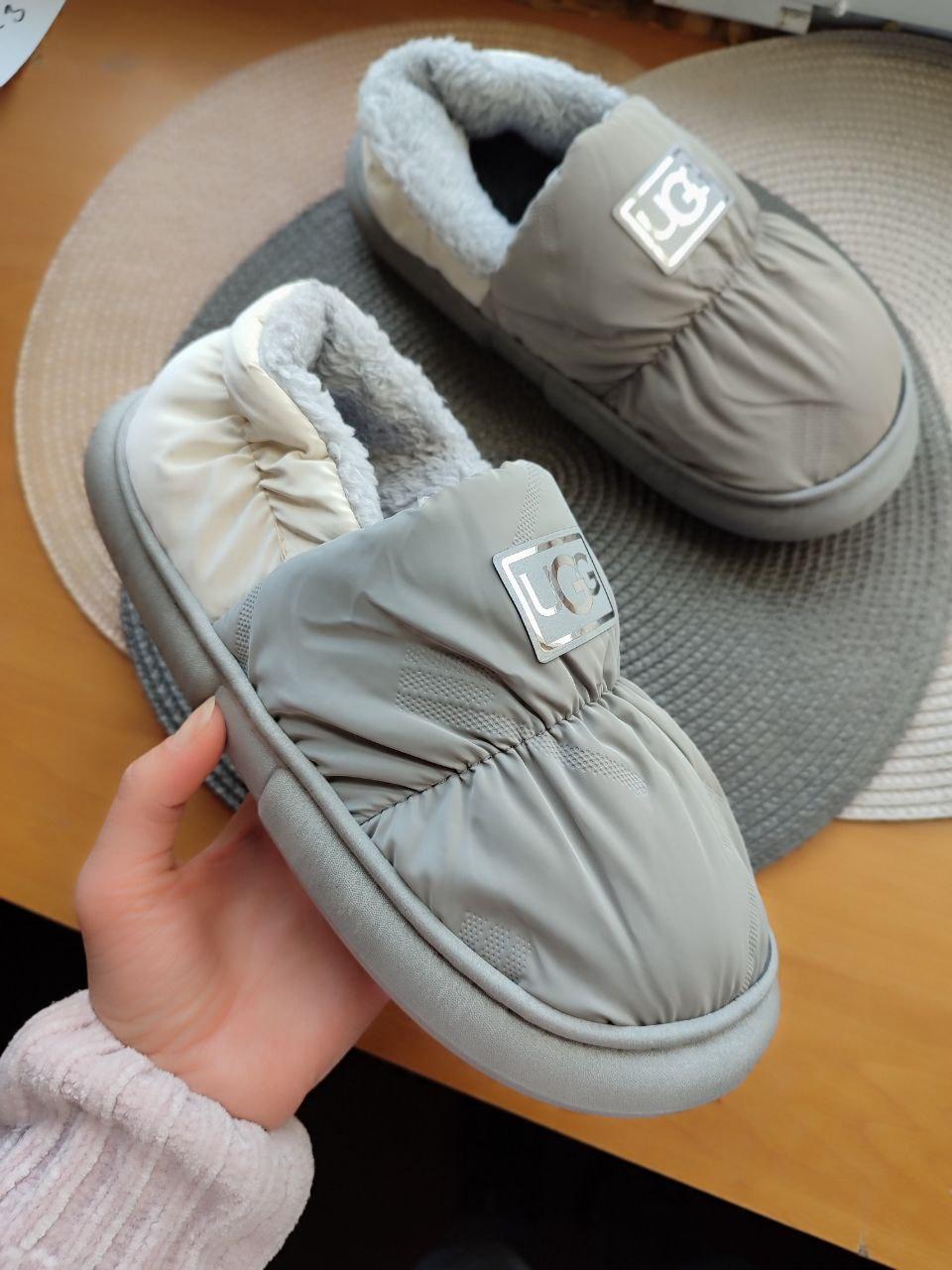 Дутики двоколірні уггі UGG сірі з білим на сірій гнучкій високі підошві сліпони мокасни з хутром