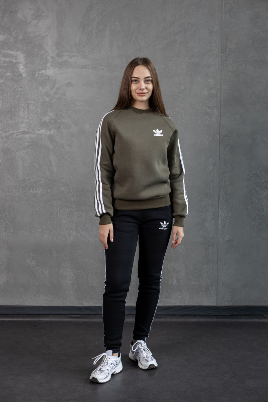 Жіночий зимовий спортивний костюм Adidas хакі з лампасами без капюшона Комплект Адідас на флісі
