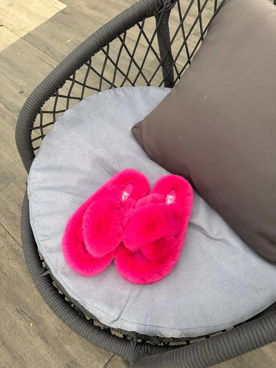 Дуже пухнасті, теплі жіночі хутряні кімнатні капці Pinterest Motivo (малинові) 40 розмір