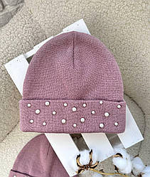 Шапка з намистинками. Темна пудра