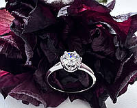 Женское серебряное кольцо с белым кубическим цирконием покрытое родием