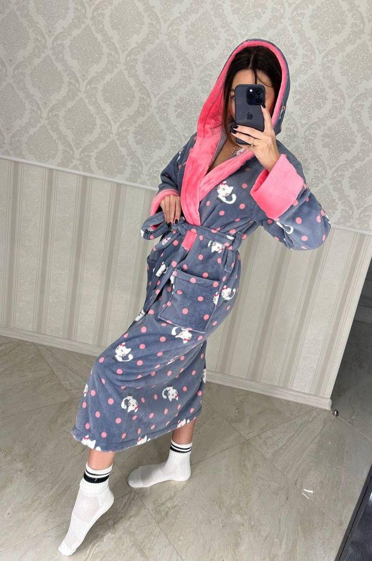 Гарний теплий жіночий махровий халат сірого кольору з котами нижче коліна