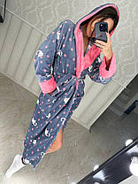 Гарний теплий жіночий махровий халат сірого кольору з котами нижче коліна, фото 2