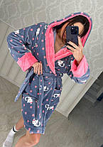 Гарний теплий жіночий махровий халат сірого кольору з котами нижче коліна, фото 5