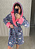 Гарний теплий жіночий махровий халат сірого кольору з котами нижче коліна, фото 7