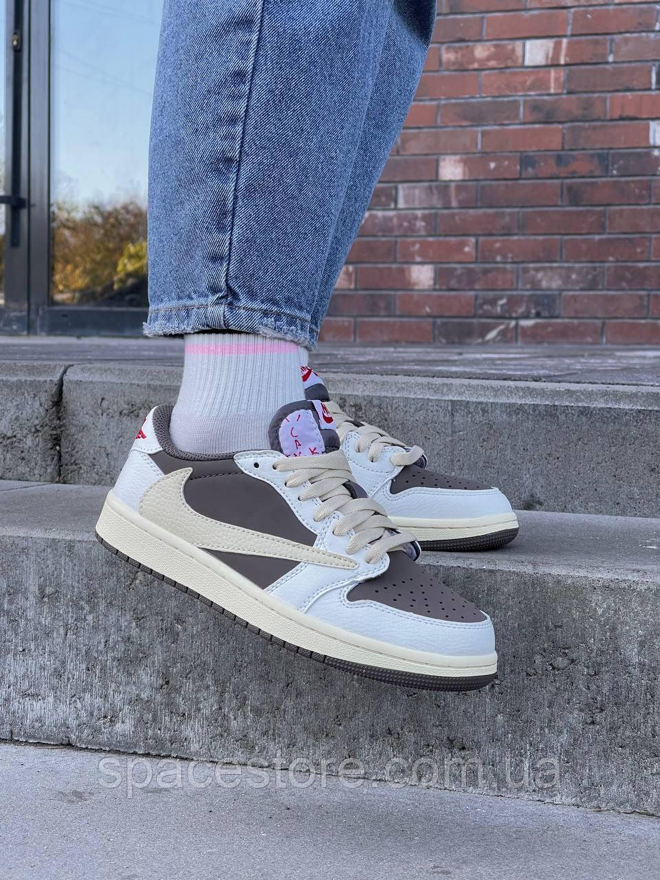 Ua jordan best sale 1 travis scott