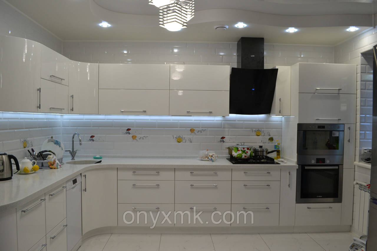 Стильна кутова кухня з радіусними елементами, фото 1