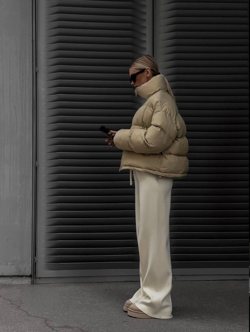 Женская стильная теплая дутая зимняя короткая куртка бежевая, Демисезонная женская куртка дутик плащевка осень - фото 2 - id-p1995252724