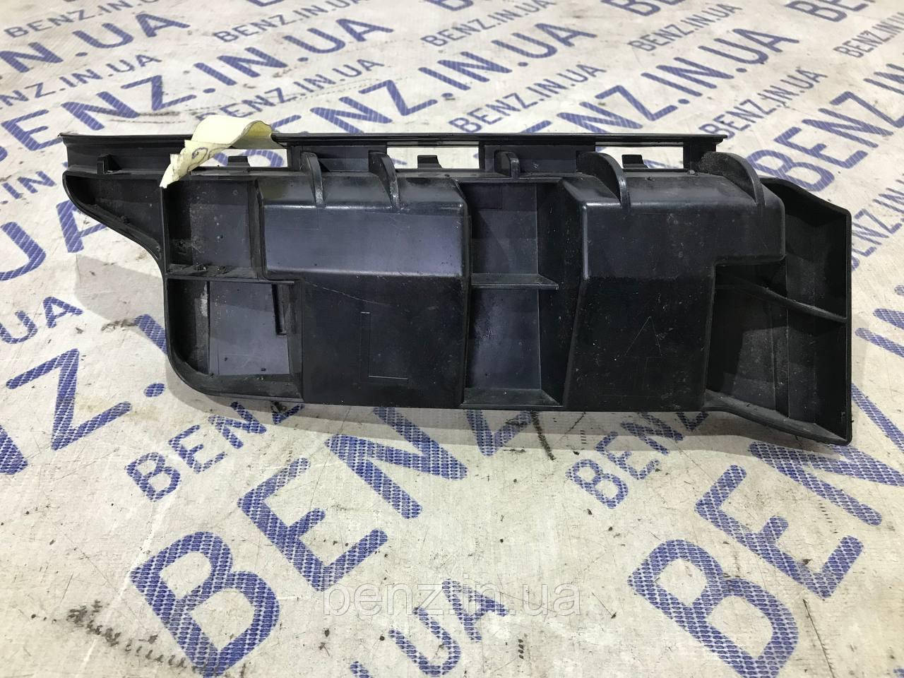 Опорний кронштейн заднього бампера лівий Mercedes W204 A2048800503