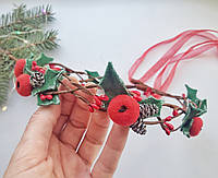 Новорічний віночок з червоними ягодами гостролиста та шишками, Різдвяний вінок на голову