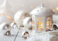 Рождественская открытка с белым фонариком, шарами и свечей