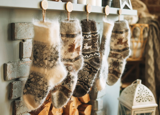 Листівка з вовняними шкарпетками, що висять над каміном, фото 1