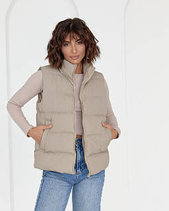 Жіноча стьогана жилетка на холлофайбері, демісезонний утеплений жилет на блискавці з кишенями