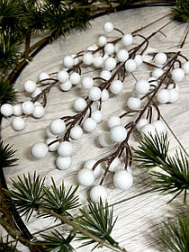 Гілочка з білими ягодами для новорічного декору (глянець 27 см)