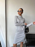 Теплое платье из ангоры с воротником-стойкой, небольшими разрезами по бокам, карманами и поясом серого цвета