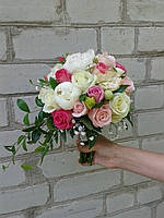 Весільний букет із трояндами та півоніями