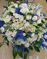 Свадебный букет с синими цветами и розой