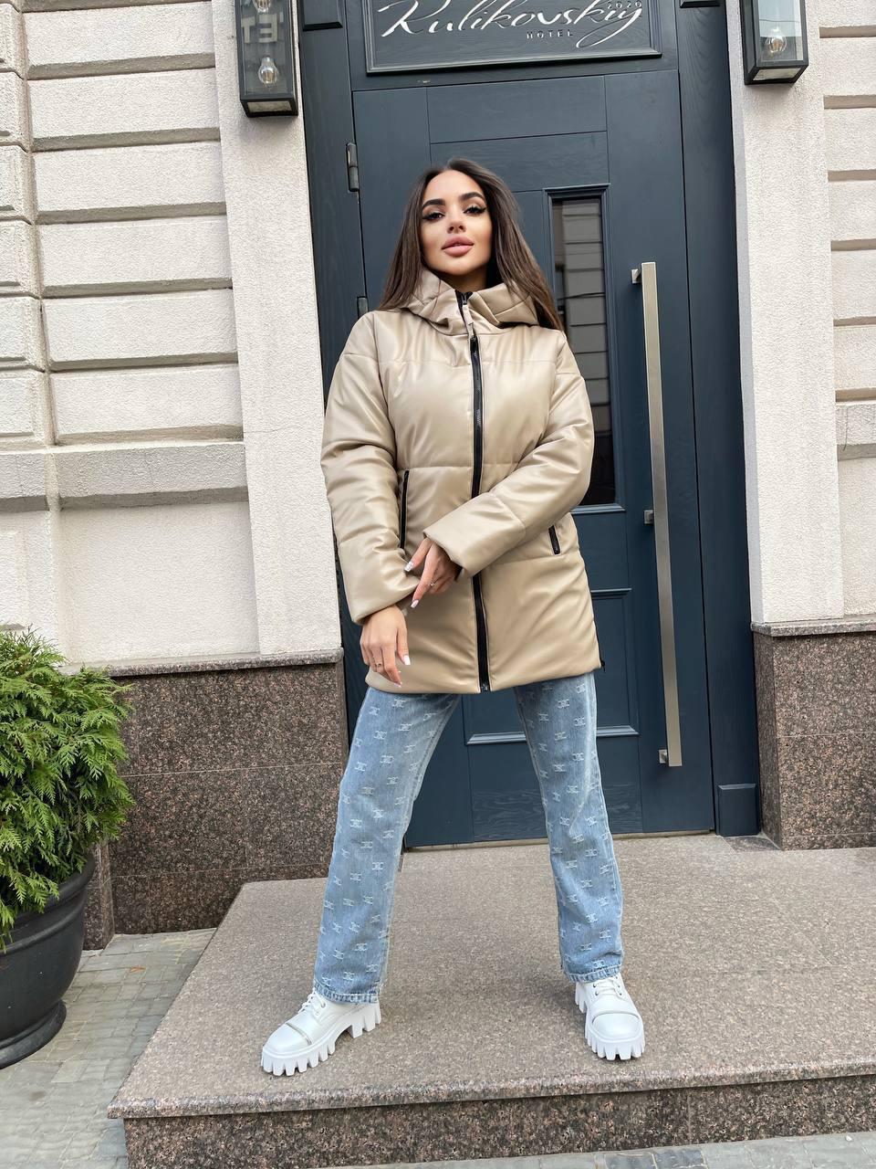 Зимова стильна жіноча куртка з екошкіри з капюшоном (Onesize 42-48), Бежева, фото 1