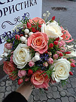 Весільний букет із троянди та дрібних яскравих кольорів