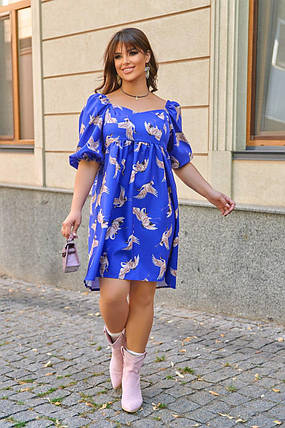 Гарне плаття приталене з тканини креп із короткими рукавами по коліно з красивим принтом батальні розміри, фото 1