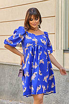 Гарне плаття приталене з тканини креп із короткими рукавами по коліно з красивим принтом батальні розміри, фото 3