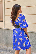 Гарне плаття приталене з тканини креп із короткими рукавами по коліно з красивим принтом батальні розміри, фото 4