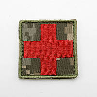 Шеврон медик квадратный 5 см*5 см красный на пикселе, Военный тактический шеврон медика с липучкой ВСУ (ЗСУ)