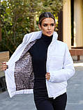 Стильна жіноча демісезонна коротка стьобана куртка (р.42-48). Арт-3264/26 біла, фото 4