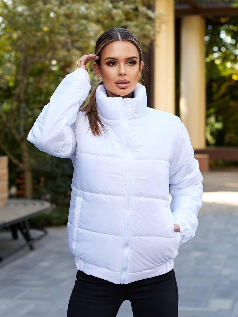 Стильна жіноча демісезонна коротка стьобана куртка (р.42-48). Арт-3264/26 біла