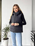 Жіноча коротка стьобана жилетка-безрукавка з капюшоном і кишенями (р.42-48). Арт-3267/26, фото 2